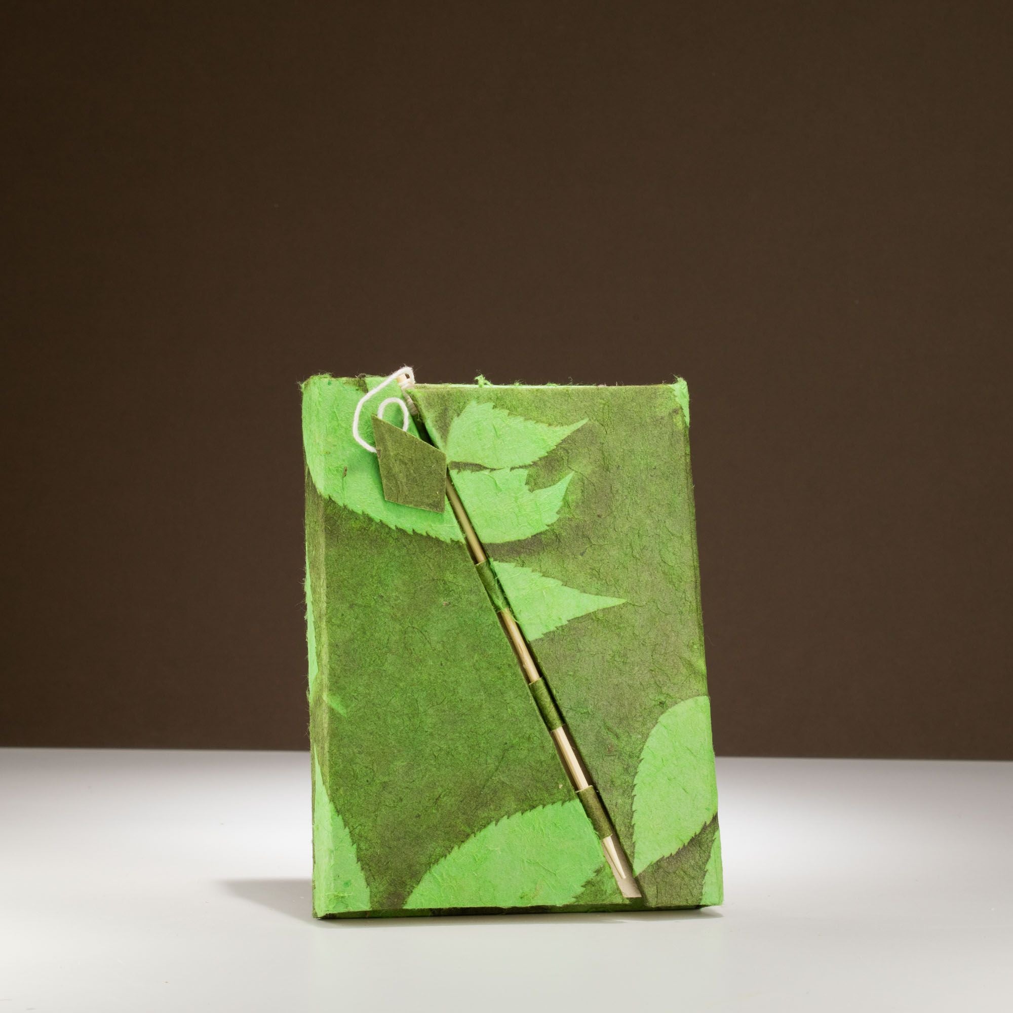 Lokta Bold Floral Bamboo Lock Notebook – Medium (15x12cm) – 45 Leaves – Moss Green
